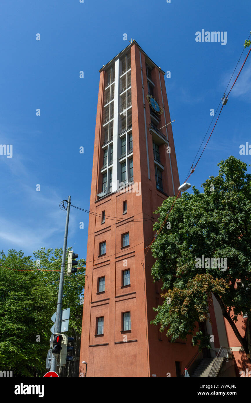Hohe Glockenturm der evangelischen Kirche St. Matthäus in München, Bayern, Deutschland. Stockfoto