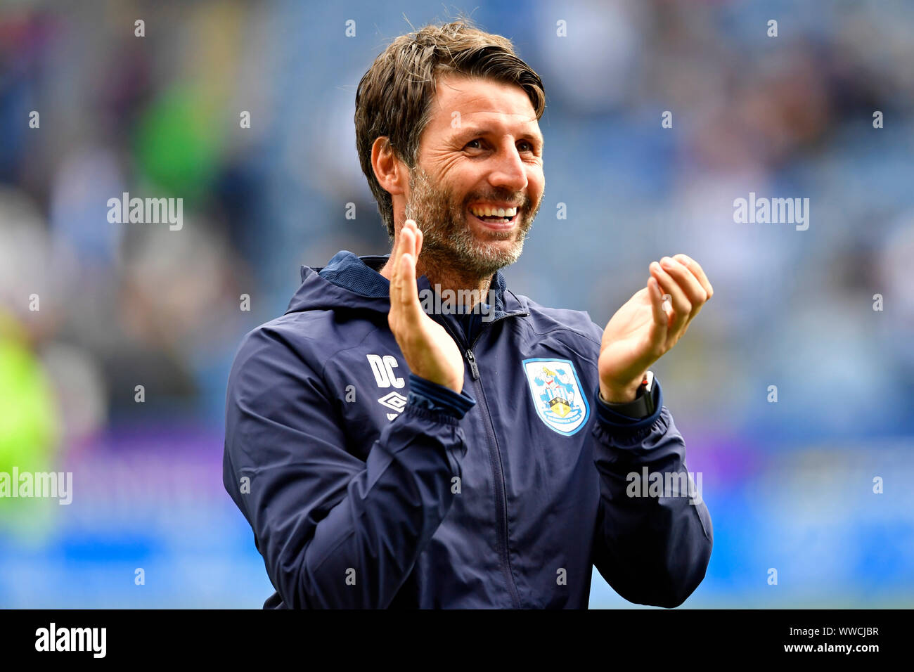 Huddersfield, Großbritannien. 15 Sep, 2019. Huddersfield, Großbritannien. 15 Sep, 2019. 15. September 2019; Der John Smiths Stadion, Huddersfield, Yorkshire, England, Englische Meisterschaft Fußball, Huddersfield Town Football Club gegen Sheffield Wednesday, Huddersfield Town Manager, Danny Cowley begrüßt die Home Anhänger, nachdem er gegeben ist warm von den Fans - streng Redaktionelle verwenden Sie nur begrüßen. Keine Verwendung mit nicht autorisierten Audio-, Video-, Daten-, Spielpläne, Verein/liga Logos oder "live" Dienstleistungen. On-line-in-Match mit 120 Bildern beschränkt, kein Video-Emulation. Keine Verwendung in Wetten, Spiele oder einzelne Verein/Liga/player p Stockfoto