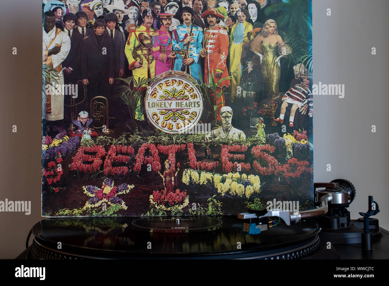 Napoli, Drehtische mit den Beatles Vinyls im Hintergrund. Stockfoto