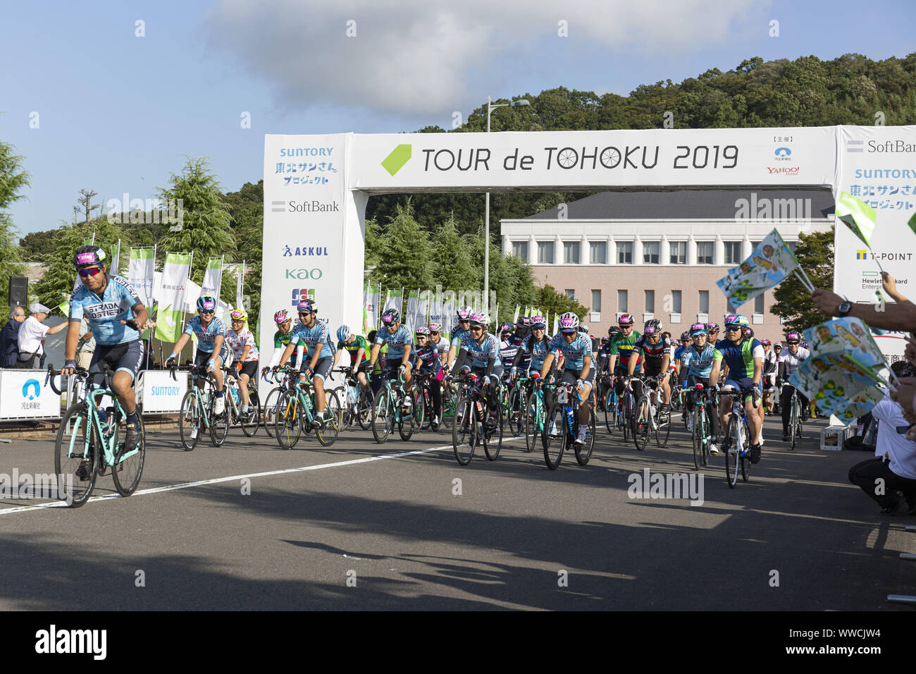 Miyagi, Japan. 15 Sep, 2019. Radler teilnehmen, bei der "Tour de Tohoku'' in Ishinomaki Senshu Universität in Ishinomaki City. Die jährlichen Fahrrad Veranstaltung wird von kahoku Shimpo Publishing Co. und Yahoo Japan Corp., seit 2013, die Erholung der Region Tohoku zu unterstützen, organisiert. Ein Media Tour von der Tokyo Metropolitan Government in Zusammenarbeit mit den örtlichen Behörden organisiert zielt darauf ab, die Anstrengungen in der Tohoku, der von der 2011 grossen Osten Japan Erdbeben und Tsunami Betroffenen zu präsentieren. Credit: Rodrigo Reyes Marin/ZUMA Draht/Alamy leben Nachrichten Stockfoto