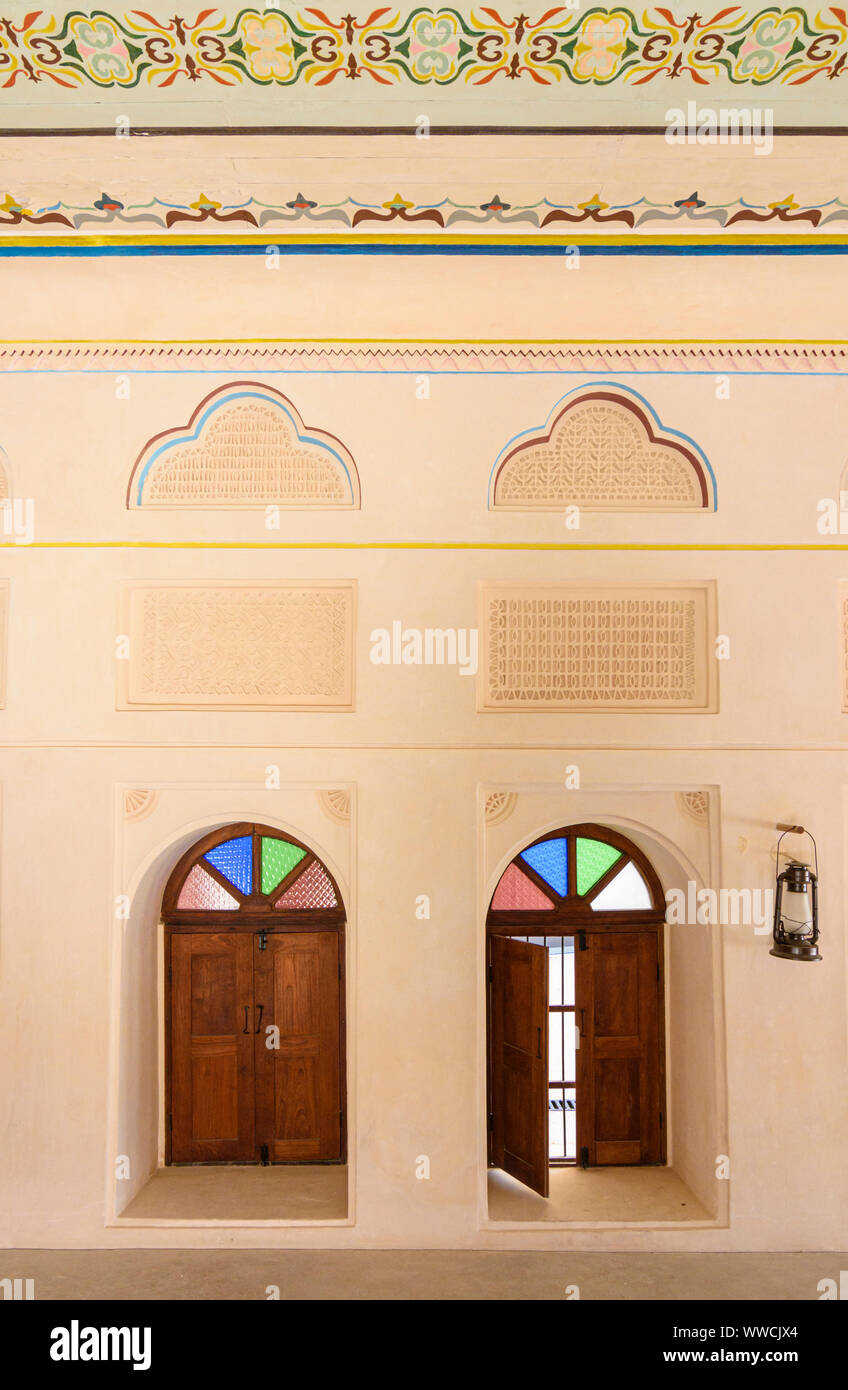 Fenster und Wand Detail der offiziellen Maschilis Zimmer in Scheich Abdullah Bin Jassim Al-Thani's Palace im Nationalmuseum von Qatar, Doha, Qatar Stockfoto