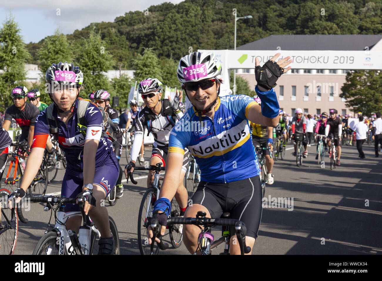 Miyagi, Japan. 15 Sep, 2019. Radler teilnehmen, bei der "Tour de Tohoku'' in Ishinomaki Senshu Universität in Ishinomaki City. Die jährlichen Fahrrad Veranstaltung wird von kahoku Shimpo Publishing Co. und Yahoo Japan Corp., seit 2013, die Erholung der Region Tohoku zu unterstützen, organisiert. Ein Media Tour von der Tokyo Metropolitan Government in Zusammenarbeit mit den örtlichen Behörden organisiert zielt darauf ab, die Anstrengungen in der Tohoku, der von der 2011 grossen Osten Japan Erdbeben und Tsunami Betroffenen zu präsentieren. Credit: Rodrigo Reyes Marin/ZUMA Draht/Alamy leben Nachrichten Stockfoto