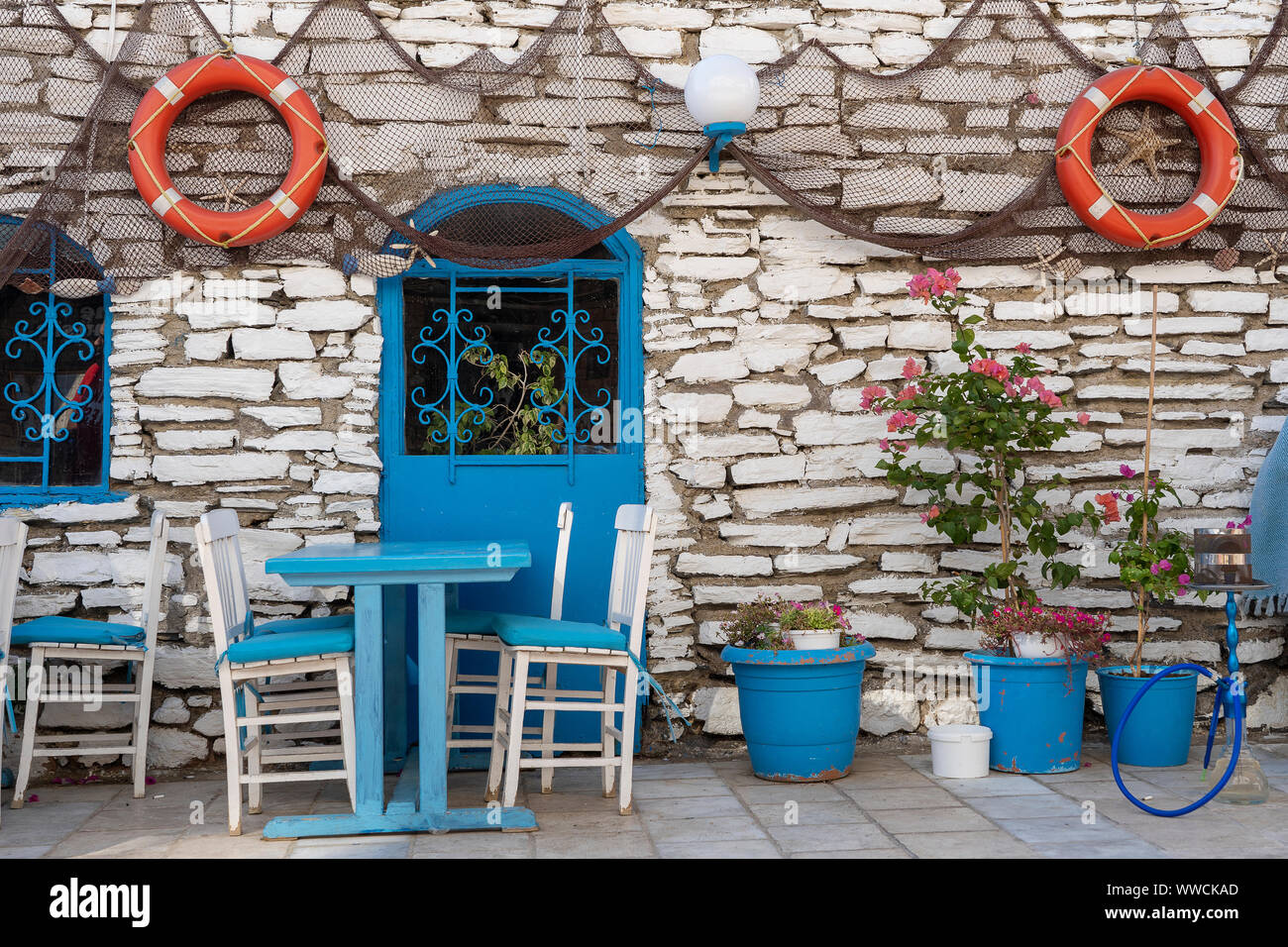 Vorderansicht des Beach Cafe an der Außenseite. Tisch und leere Stühle im Freien in der Nähe der Mauer aus Stein. Touristische Orte. Typisch mediterranes Restaurant, ein Ort holid Stockfoto