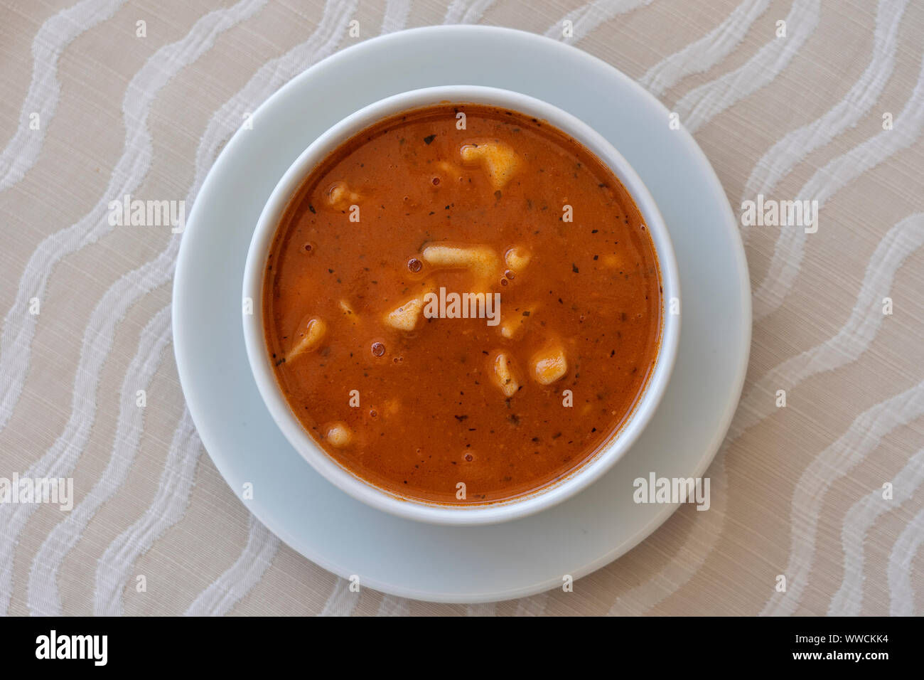 Red Tomato Soup mit Knödel in einer weißen Schüssel, Nahaufnahme, Ansicht von oben Stockfoto