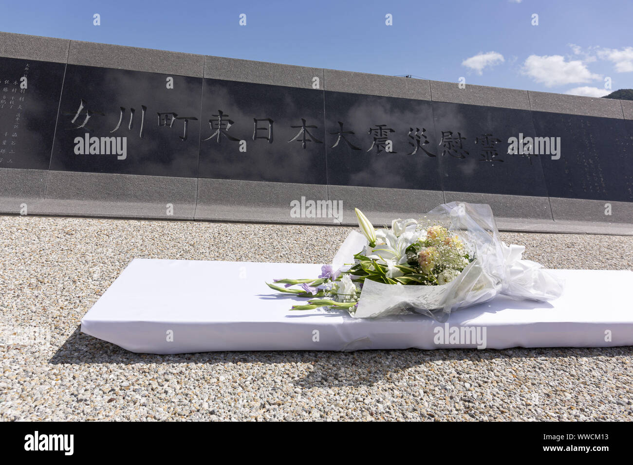 Miyagi, Japan. 15 Sep, 2019. Seinen Respekt zu bekunden, Joseph M. Junge, Charge d'Affaires ad interim der US-amerikanischen Botschaft Blumen für die Opfer der 2011 grossen Osten Japan Erdbeben und Tsunami Onagawa Stadt. Die jährlichen Fahrrad Veranstaltung wird von kahoku Shimpo Publishing Co. und Yahoo Japan Corp., seit 2013, die Erholung der Region Tohoku zu unterstützen, organisiert. Ein Media Tour von der Tokyo Metropolitan Government in Zusammenarbeit mit den örtlichen Behörden organisiert zielt darauf ab, die Anstrengungen in der Tohoku, der von der 2011 grossen Osten Japan Erdbeben und Tsunami Betroffenen zu präsentieren. (Bild: © Ro Stockfoto