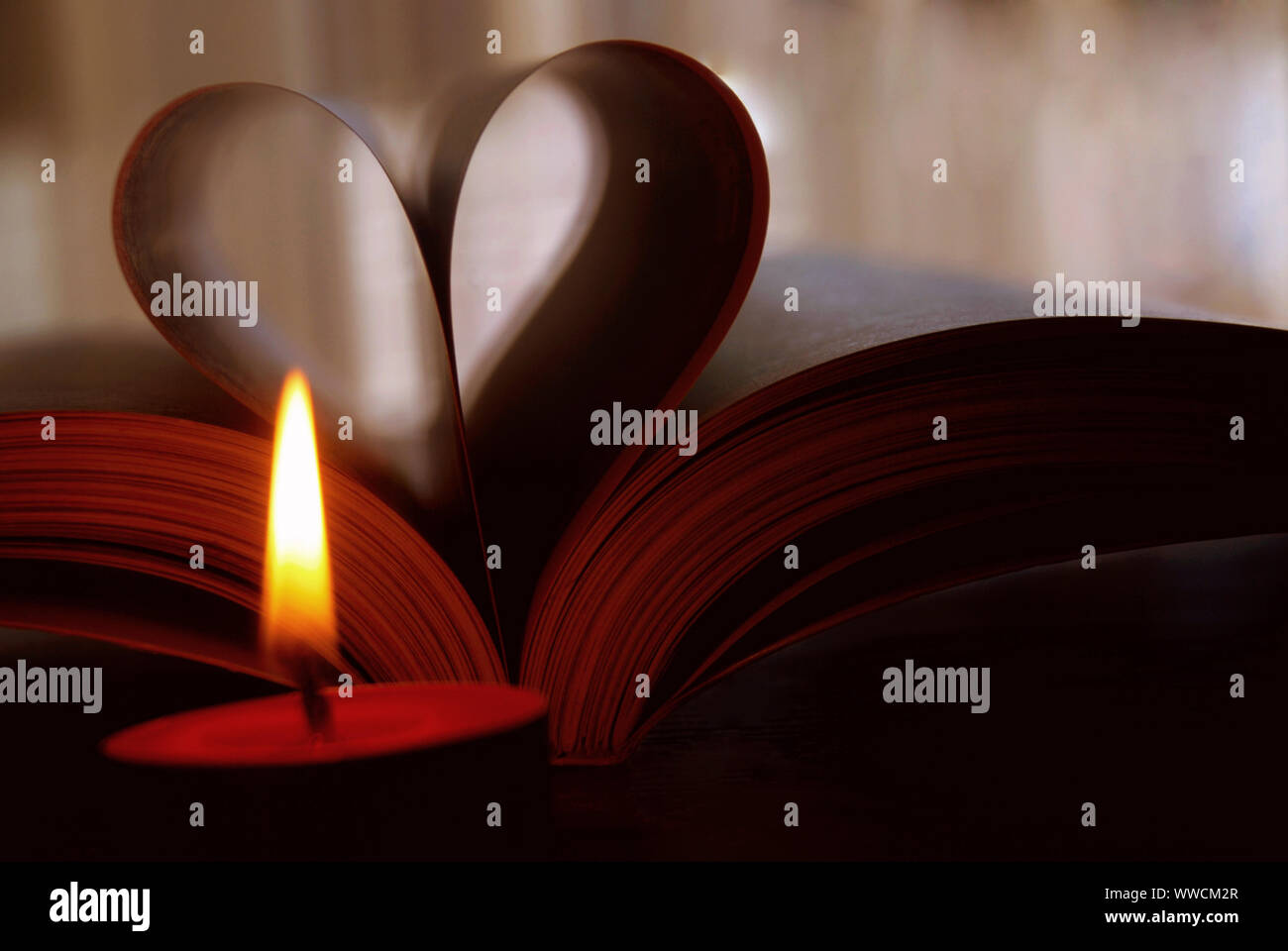 Flackerndes Kerzenlicht Stockfotos Und Bilder Kaufen Alamy