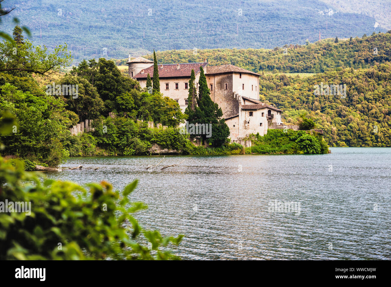 Toblino See (Italien) - Die toblino See ist ein besonderer Ort mit einer einzigartigen Landschaft. Auf einem Felsvorsprung steht das Schloss Toblino. Stockfoto
