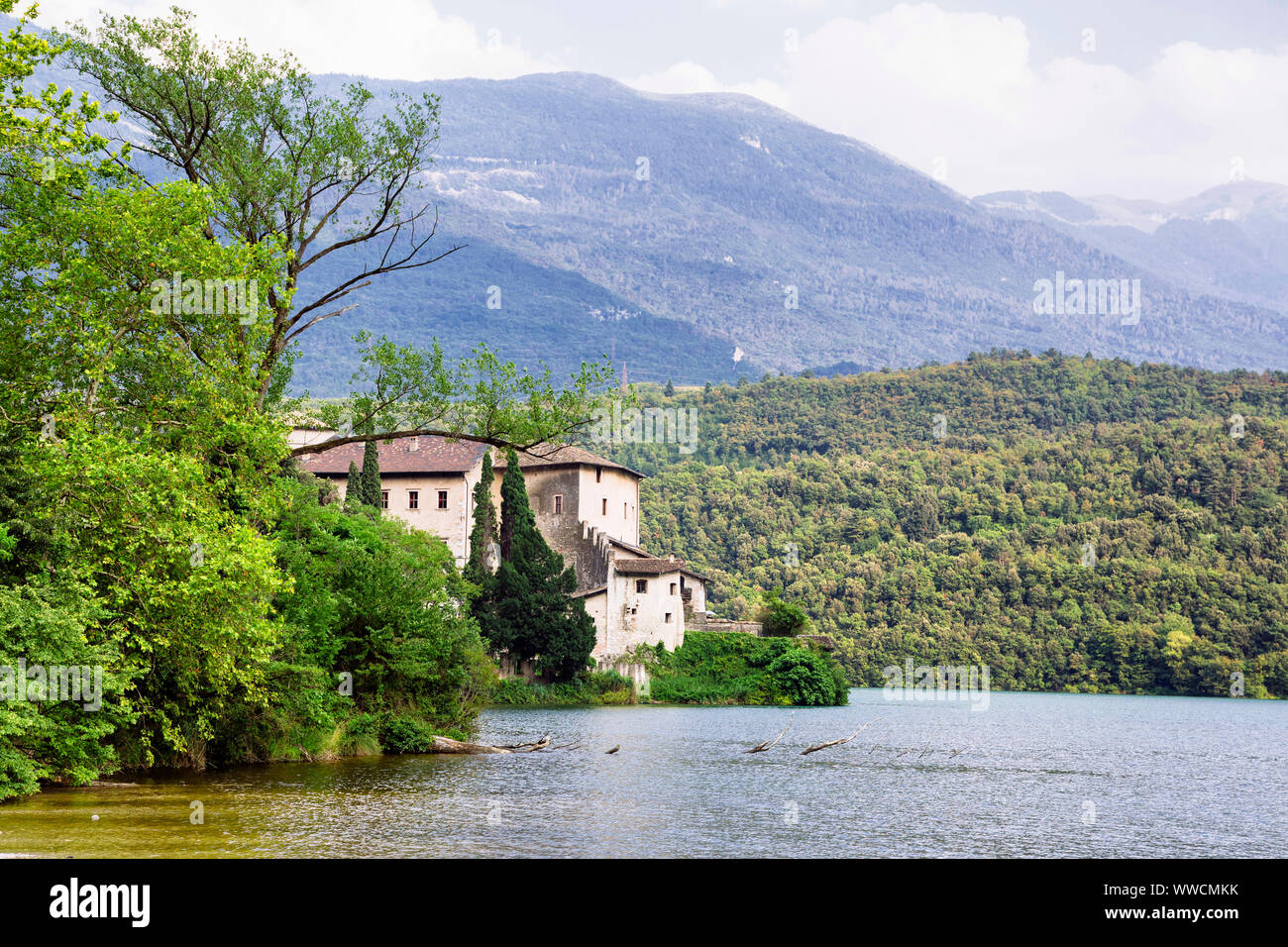 Toblino See (Italien) - Die toblino See ist ein besonderer Ort mit einer einzigartigen Landschaft. Auf einem Felsvorsprung steht das Schloss Toblino. Stockfoto