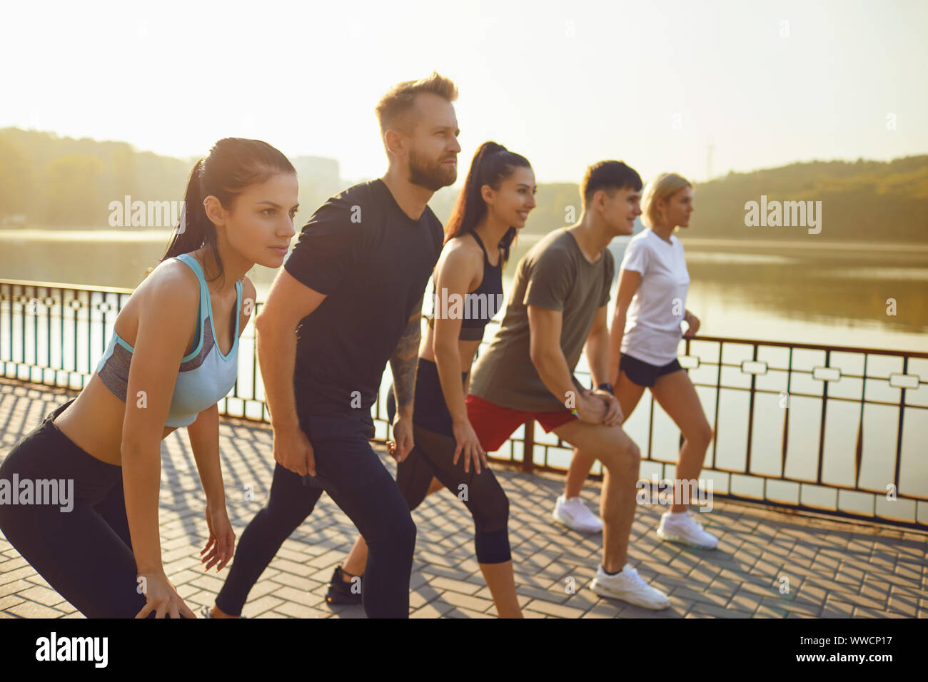 Eine Gruppe von Athleten im Park läuft. Stockfoto
