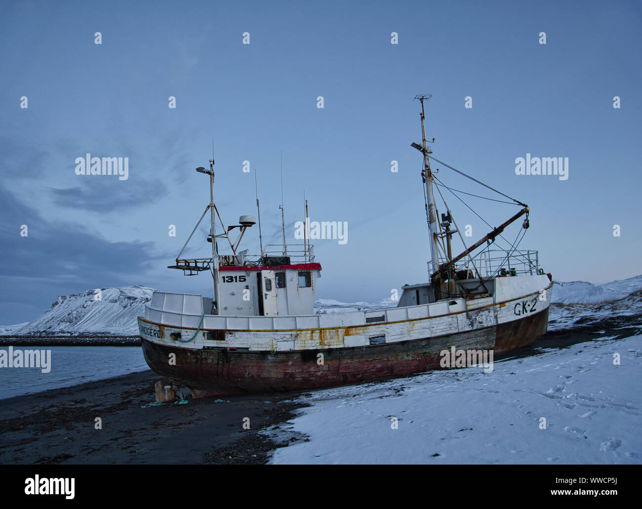 Eine alte rostige Fischerboot liegt am Strand in Island. Stockfoto