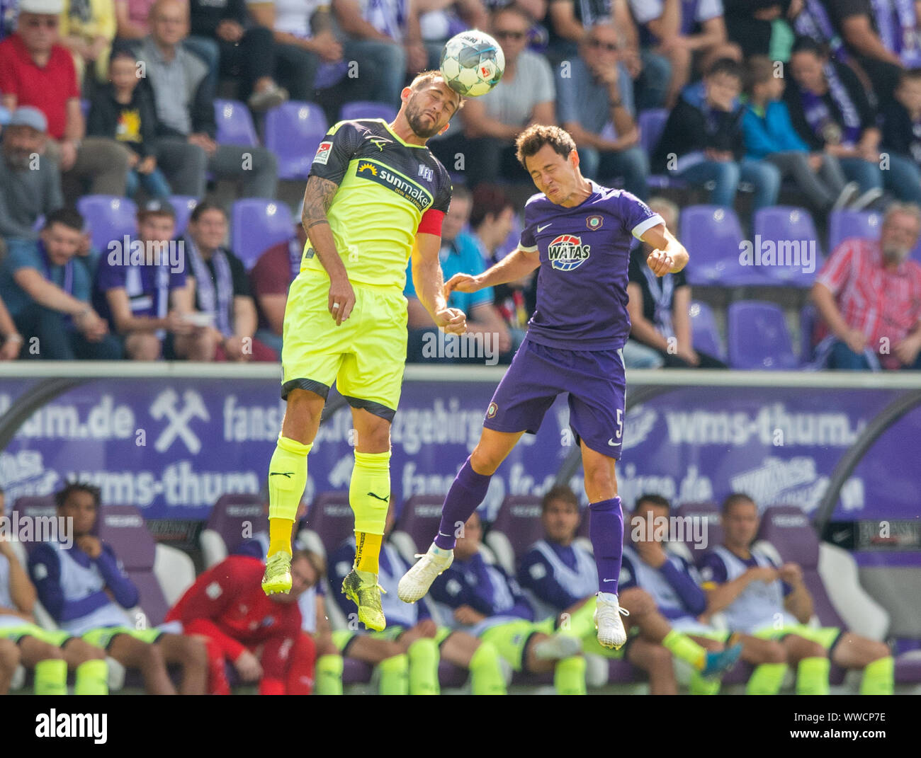 Aue, Deutschland. 15 Sep, 2019. 2. Fussball Bundesliga, Erzgebirge Aue - VfL Osnabrück, 6.Spieltag, in der Sparkassen-Erzgebirgsstadion. Aues Clemens Fandrich (r) gegen Osnabrück's Marc Heider. Credit: Robert Michael/dpa-Zentralbild/dpa - WICHTIGER HINWEIS: In Übereinstimmung mit den Anforderungen der DFL Deutsche Fußball Liga oder der DFB Deutscher Fußball-Bund ist es untersagt, zu verwenden oder verwendet Fotos im Stadion und/oder das Spiel in Form von Bildern und/oder Videos - wie Foto Sequenzen getroffen haben./dpa/Alamy leben Nachrichten Stockfoto