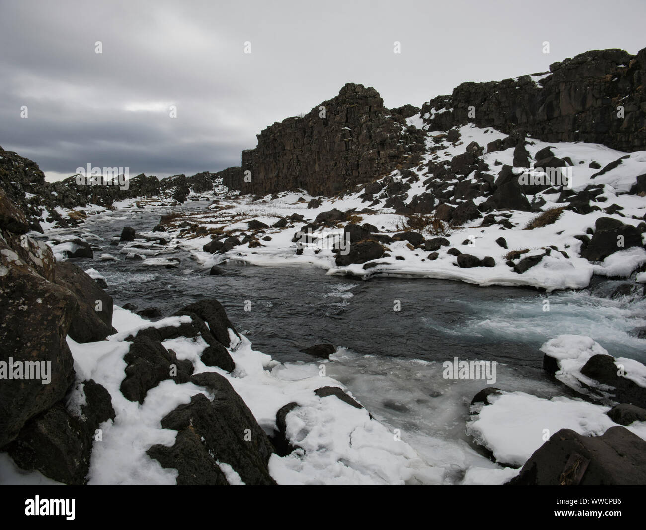 Die felsige Landschaft rund um den Öxarfoss Wasserfall im April Stockfoto
