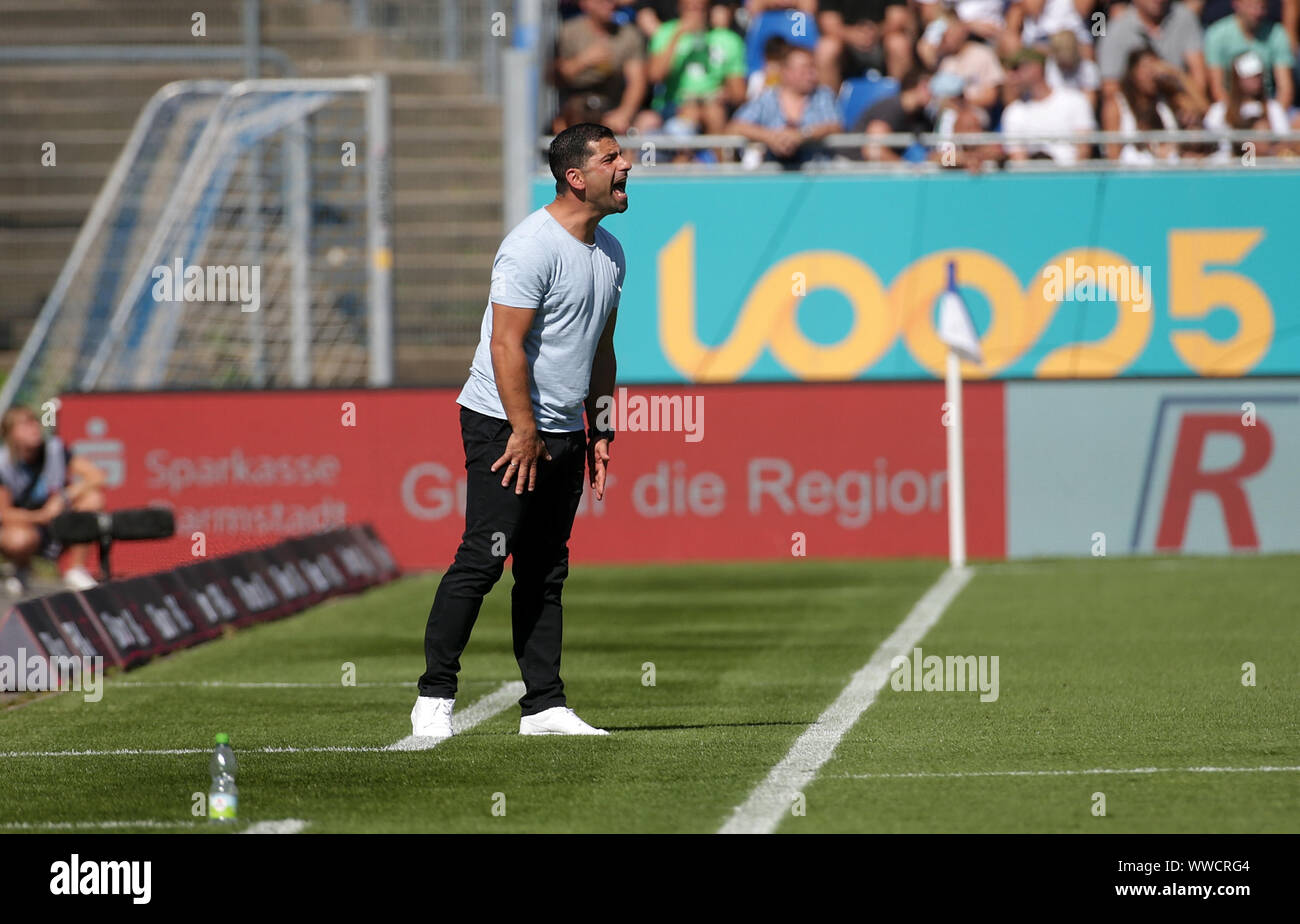 Darmstadt, Deutschland. 15 Sep, 2019. 2. Fussball Bundesliga, Darmstadt 98 - 1.FC Nürnberg, 6. Spieltag. Darmstädter Trainer Dimitrios GRAMMOZIS. Credit: Hasan Bratic/dpa - WICHTIGER HINWEIS: In Übereinstimmung mit den Anforderungen der DFL Deutsche Fußball Liga oder der DFB Deutscher Fußball-Bund ist es untersagt, zu verwenden oder verwendet Fotos im Stadion und/oder das Spiel in Form von Bildern und/oder Videos - wie Foto Sequenzen getroffen haben./dpa/Alamy leben Nachrichten Stockfoto