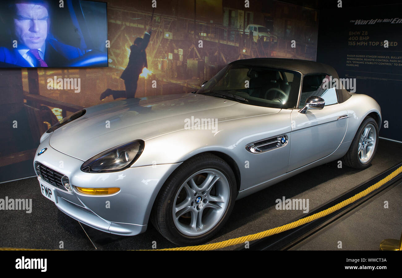 Der BMW Z8 von den Dreharbeiten zu "Die Welt ist nicht genug auf dem Display in Silverstone als Teil des Touring "Bond in Motion" Ausstellung. Stockfoto