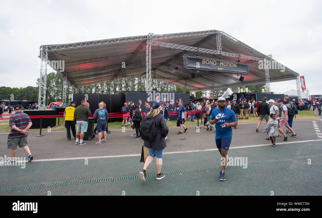 Die berühmten Autos sind auf dem Display in Silverstone als Teil des Touring "Bond in Motion" Ausstellung. Stockfoto