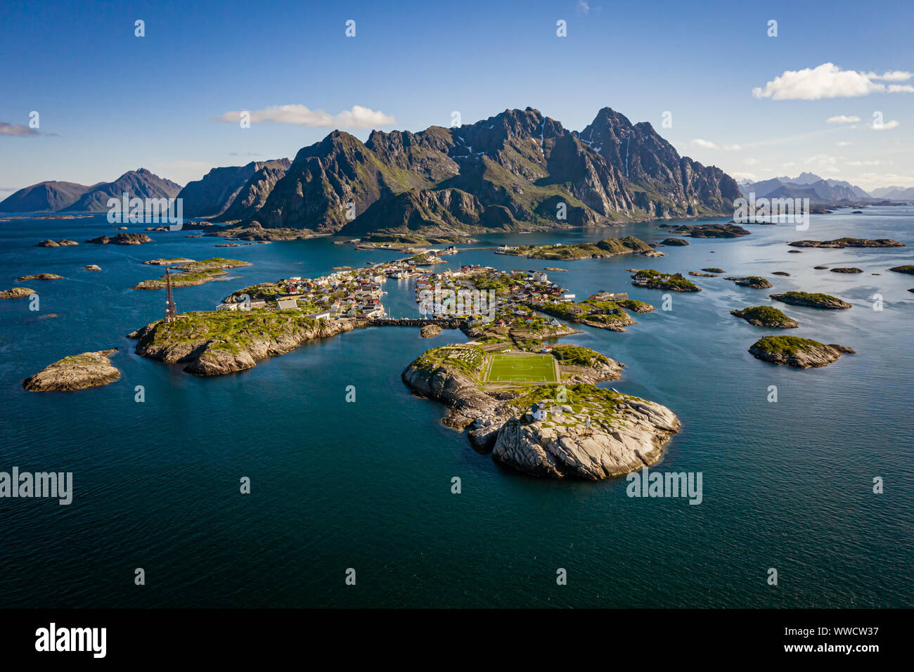 Panorama die Lofoten sind eine Inselgruppe in der Grafschaft von Nordland, Norwegen. Ist bekannt für eine unverwechselbare Landschaft mit dramatischen Bergen und Gipfeln, offene Meer ein Stockfoto