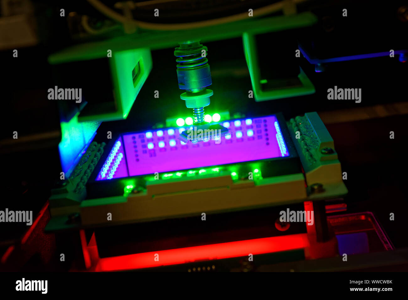 Pick und herauf eine Komponente platzieren und mit der Kamera unter dem grünen, blauen und roten Lichter erkennen Stockfoto