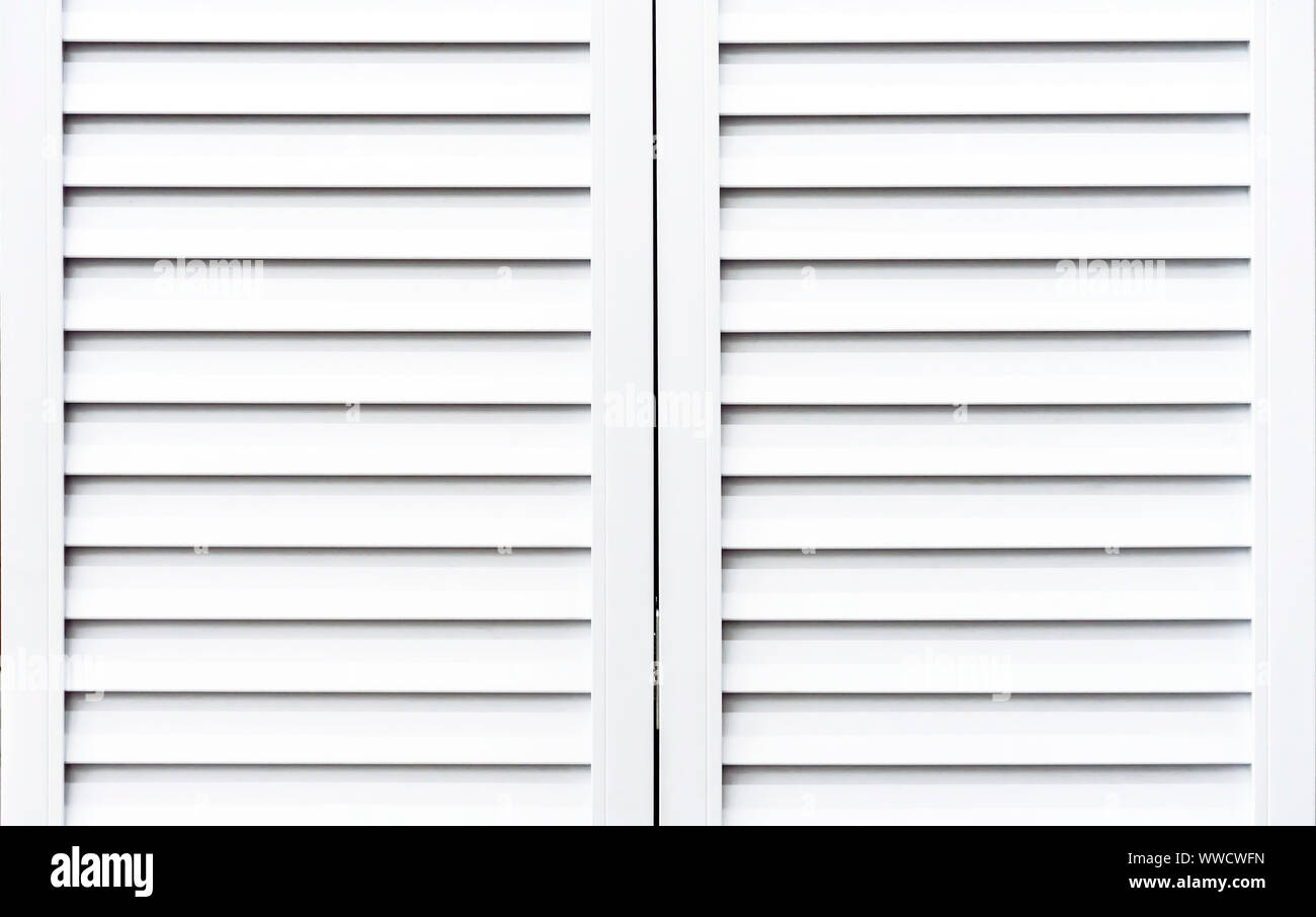 Weißen Fensterläden aus Holz Fenster aus Sonnenlicht zu schützen. Stockfoto