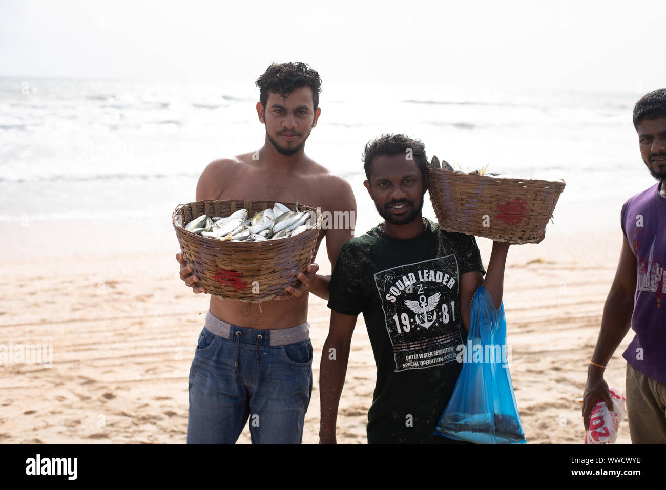 Benaulim, Goa/Indien - Aug 2 2019: lokale Fischer sortieren und den Verkauf der Fang des Tages Stockfoto