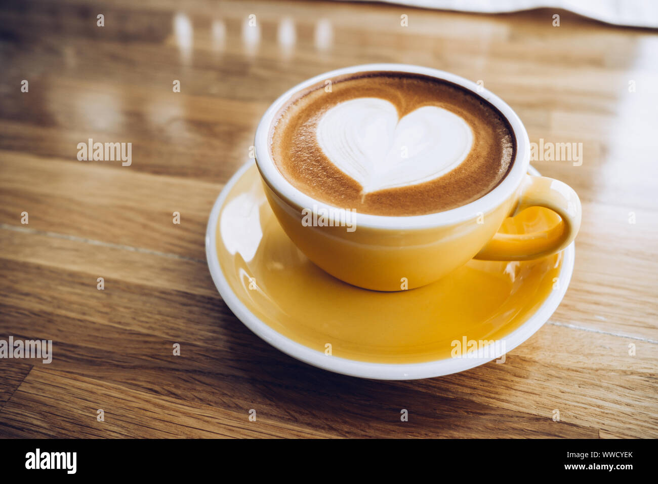 Heißen Cappuccino Tasse auf Holz- Fach mit Herz latte Kunst auf Holz Tisch im Cafe, Banner Größe Essen und Trinken Konzept. Stockfoto