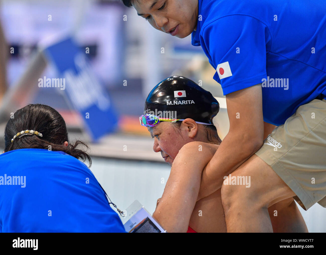 London, Großbritannien. 15. September 2019. Mayumi Narita wurde von Ihrem Team half ihr aus dem Wasser zu bekommen, nachdem die WomenÕs 100 m Freistil S5 im Jahr 2019 welt Para Schwimmen Allianz Meisterschaften - Tag 7 Heizt in London Aquatics Center am Sonntag, den 15. September 2019. LONDON ENGLAND. Credit: Taka G Wu/Alamy leben Nachrichten Stockfoto