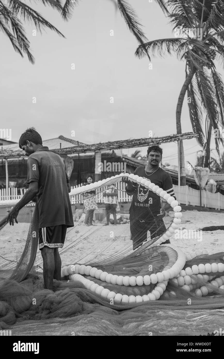 Benaulim, Goa/Indien - Aug 2 2019: die örtlichen Fischer ihre Netze und Boote bereit vor dem Meer wagen Stockfoto