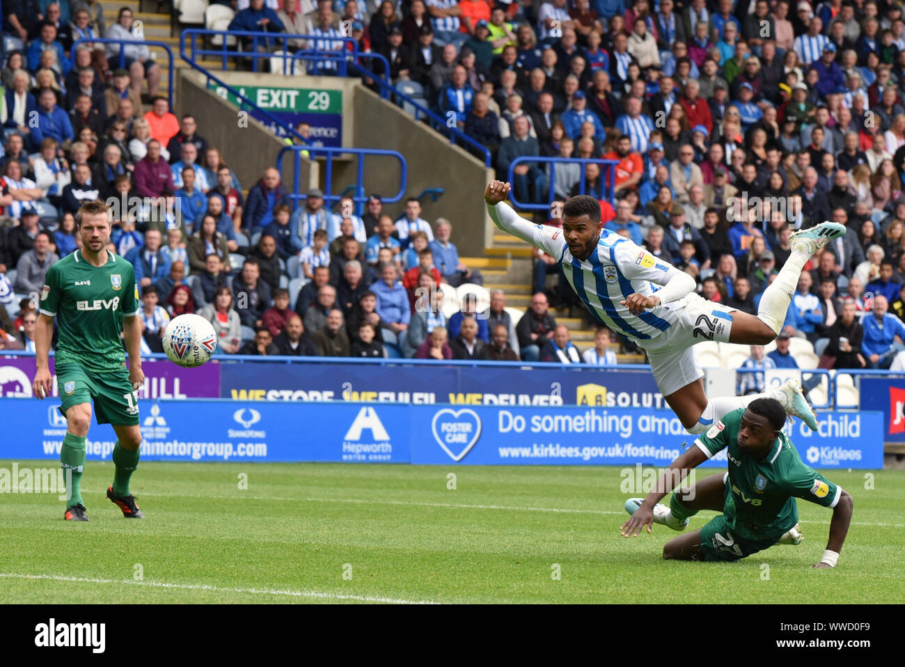 Huddersfield, Großbritannien. 15 Sep, 2019. EFL: Huddersfield Town Football Club gegen Sheffield Mittwoch; Fraizer Campbell von Huddersfield Town hat einen Schuß am Ziel als Iorfa Herausforderungen - Streng redaktionelle Verwendung. Keine Verwendung mit nicht autorisierten Audio-, Video-, Daten-, Spielpläne, Verein/liga Logos oder "live" Dienstleistungen. On-line-in-Match mit 120 Bildern beschränkt, kein Video-Emulation. Keine Verwendung in Wetten, Spiele oder einzelne Verein/Liga/player Publikationen Quelle: Aktion Plus Sport Bilder/Alamy leben Nachrichten Stockfoto