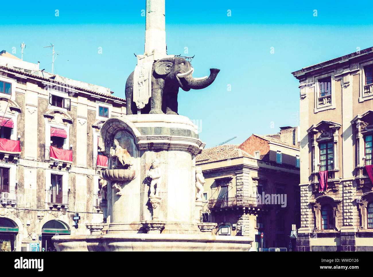 Das Wahrzeichen der Stadt am Hauptplatz Piazza del Duomo in Catania, Sizilien, Italien, Monument der Elefanten Brunnen (Fontana dell'Elefante). Stockfoto