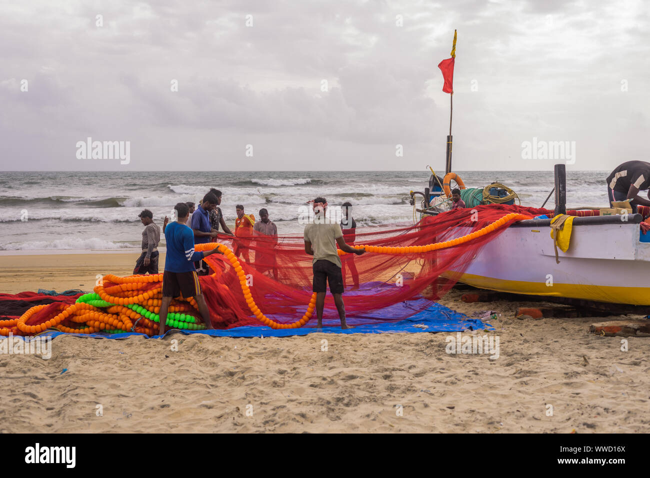 Benaulim, Goa/Indien - Aug 2 2019: die örtlichen Fischer ihre Netze und Boote bereit vor dem Meer wagen Stockfoto