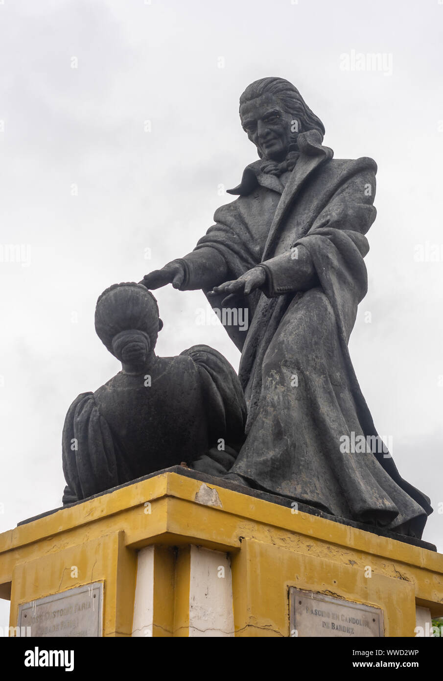 Die Statue von Abbe Jose Custodia Faria, ist, dass der Priester eine Frau hypnotisiert und liegt in Panjim, Goa. Stockfoto