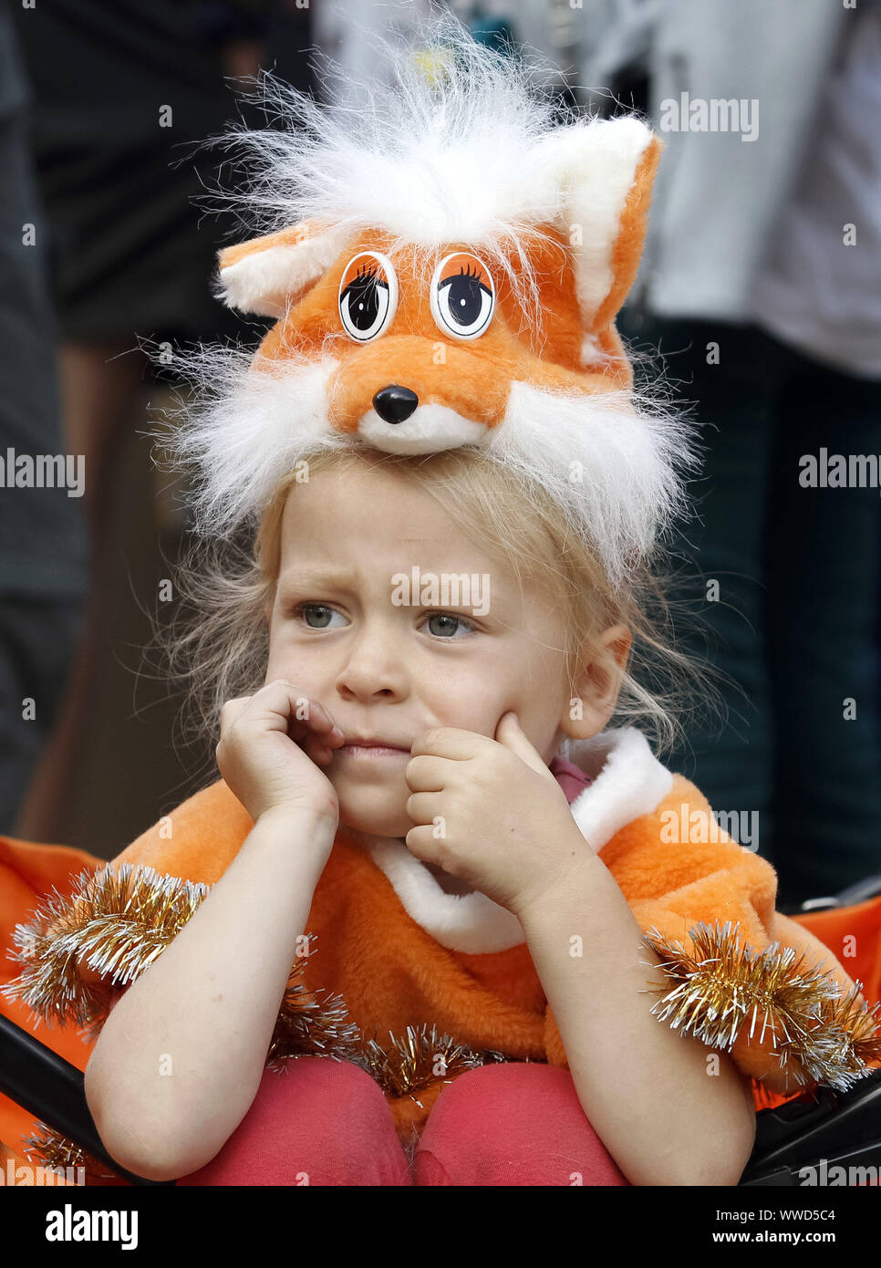 Kleines Mädchen in Fuchs Kostüm saugen an lollipop Stockfotografie - Alamy