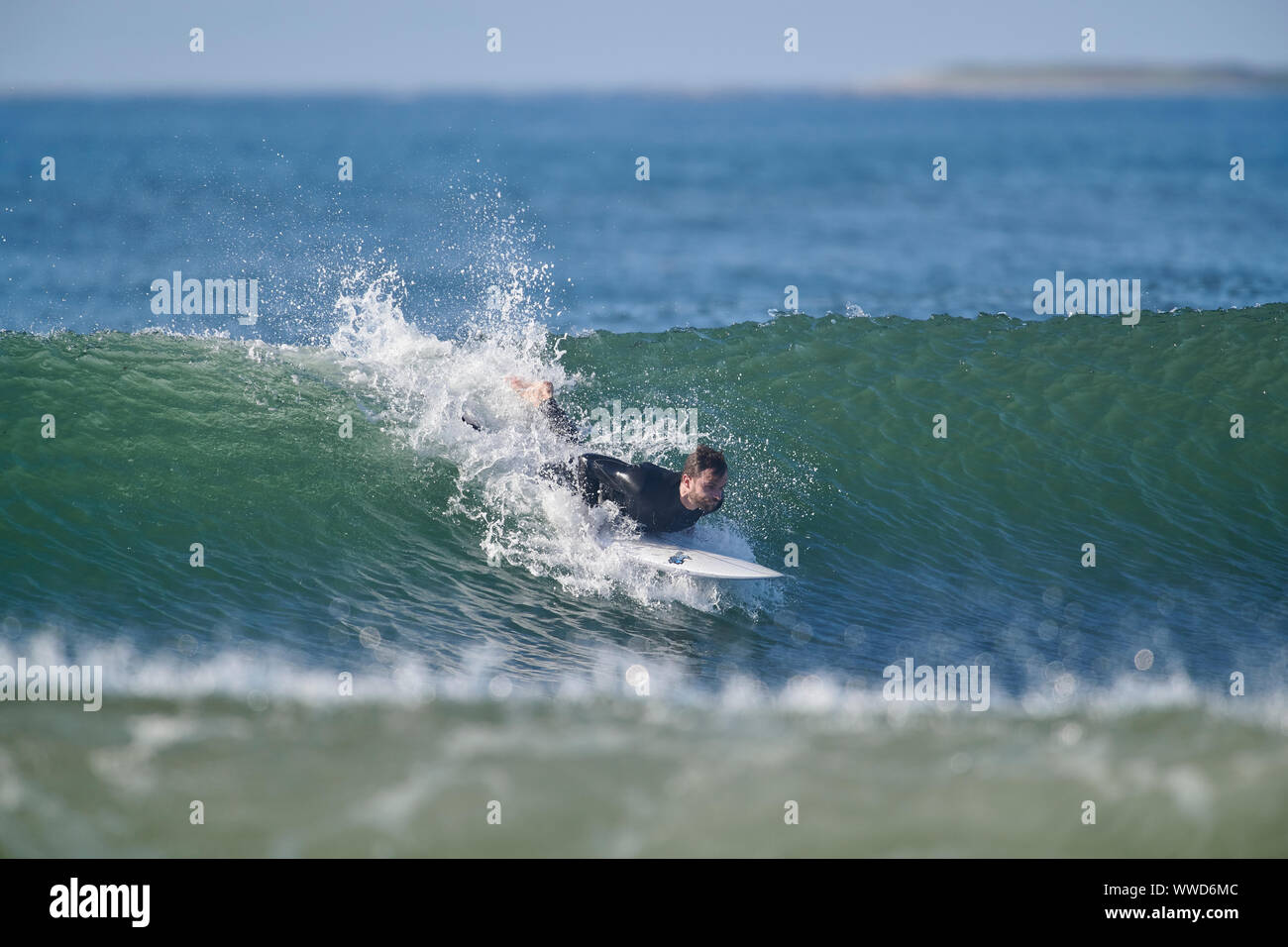 Surfer nimmt eine Welle, Cherry Hill Beach, Nova Scotia, Kanada Stockfoto