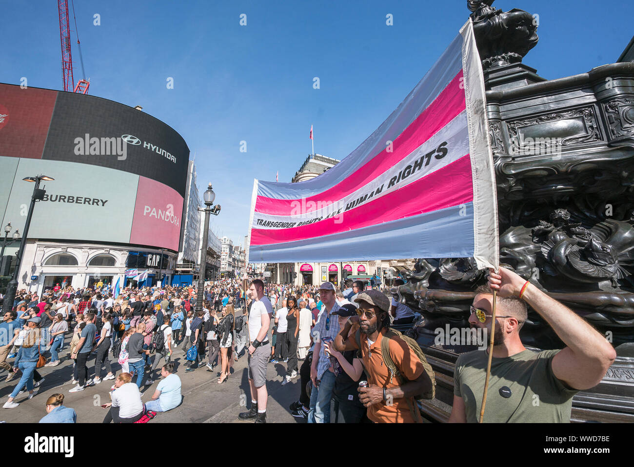 2019, 14. September, London, UK: Erste Trans Pride London findet in den Straßen von London für Trans Rechte wie Gesundheitswesen, sozialer Wohnbau, Bildung, zu protestieren und die Abschiebung von Flüchtlingen in Großbritannien, um nur einige zu nennen, Ausgaben 1000 von Demonstranten auf die Straße gingen, zu stoppen. Im März endete mit einer Kundgebung und Feier in Soho Square. Stockfoto