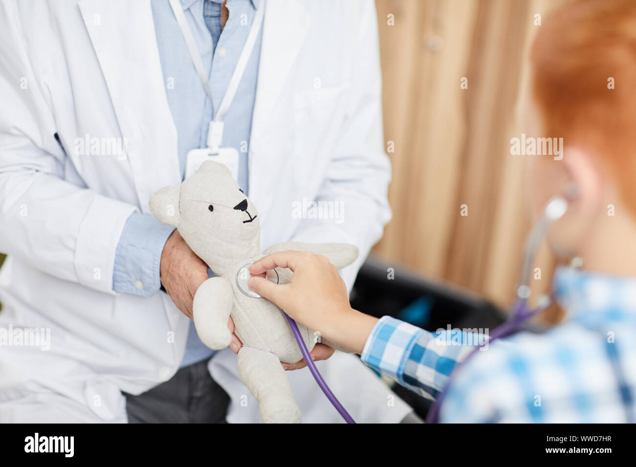 Nahaufnahme des unkenntlich Junge mit Stethoskop hören Herzschlag von  plüschbär in Absprache mit Arzt im Raum Kind Klinik, kopieren  Stockfotografie - Alamy