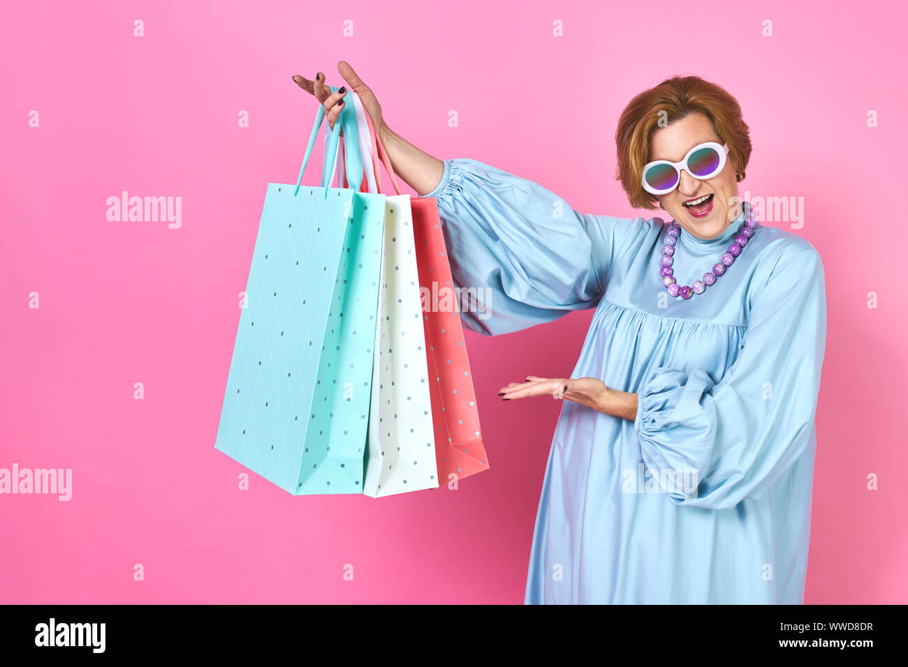 Funky ältere Frau mit Käufen, Shopaholic Frau, haben Kleidung, Stockfoto