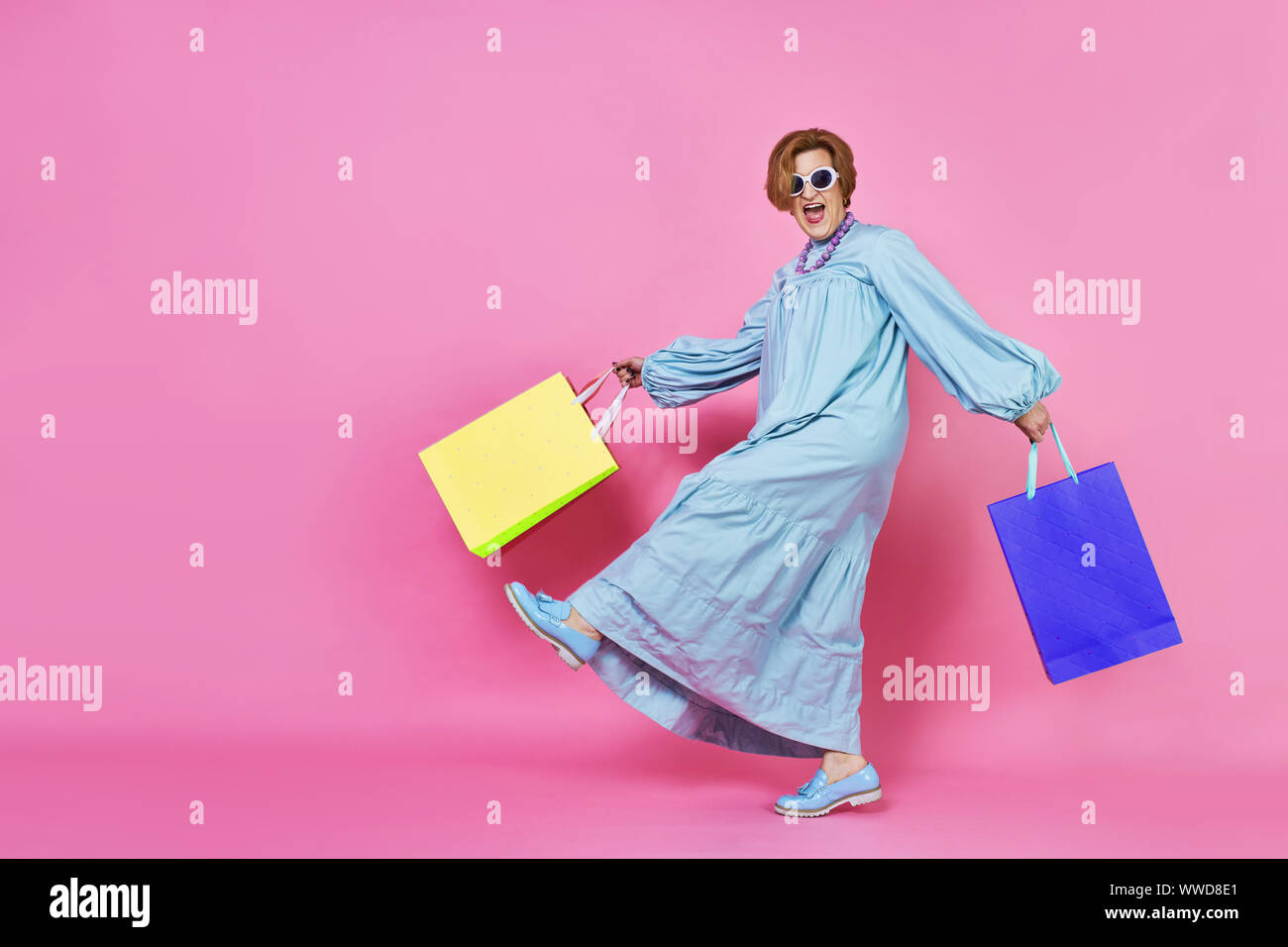 Funky ältere Frau mit Käufen, Shopaholic Frau, haben Kleidung, Stockfoto