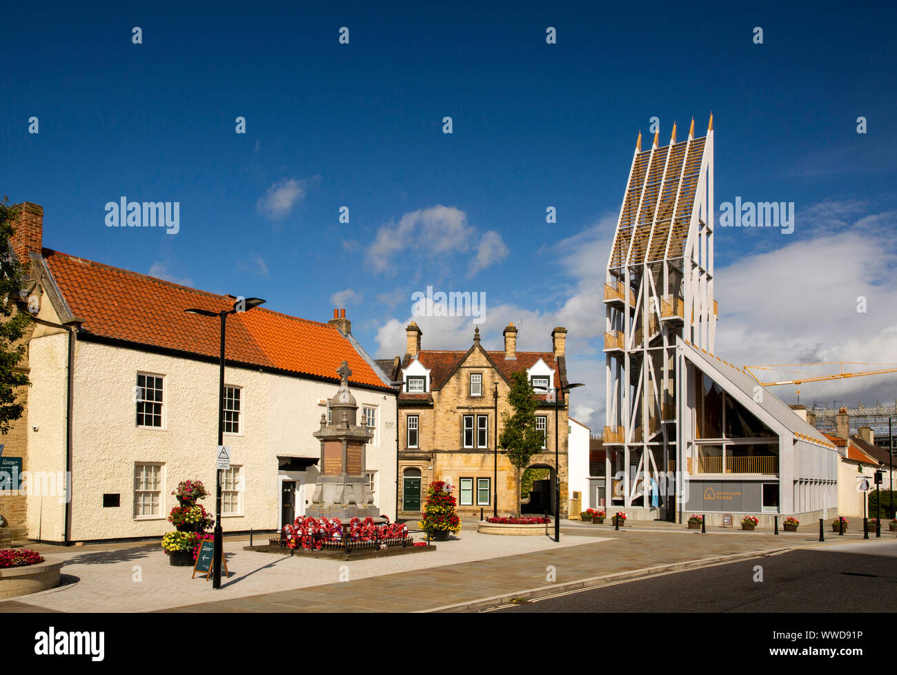 UK, County Durham, Bishop Auckland, Marktplatz, Kriegerdenkmal und 29 m hohen Auckland Tower Stockfoto