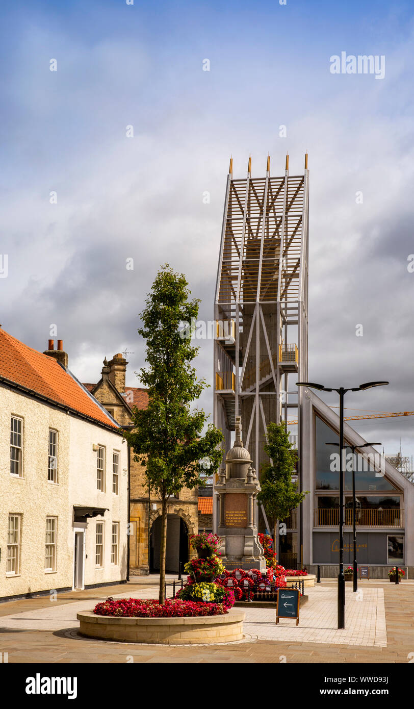 UK, County Durham, Bishop Auckland, Marktplatz, Kriegerdenkmal und 29 m hohen Auckland Tower Stockfoto