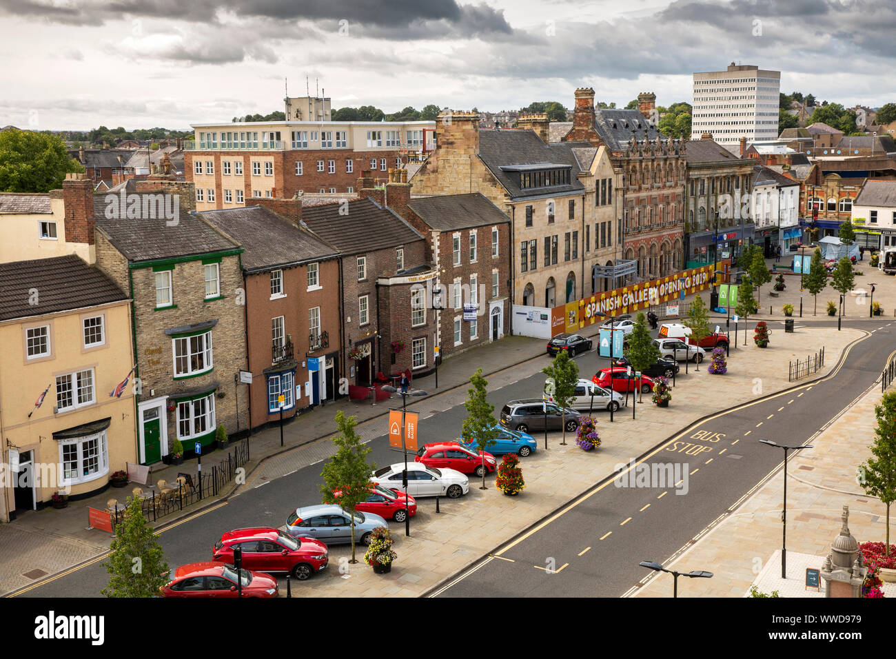 UK, County Durham, Bishop Auckland, Erhöhte Ansicht der Marktplatz von Auckland Tower Stockfoto