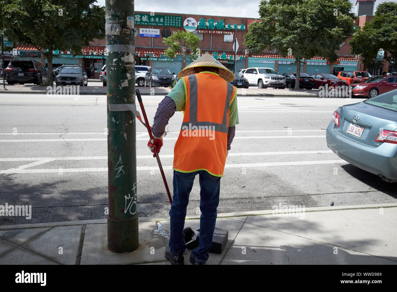 Alter Mann street Cleaner tragen hohe vis Weste und chinesischen konische Hut chinatown Chicago Illinois USA Stockfoto