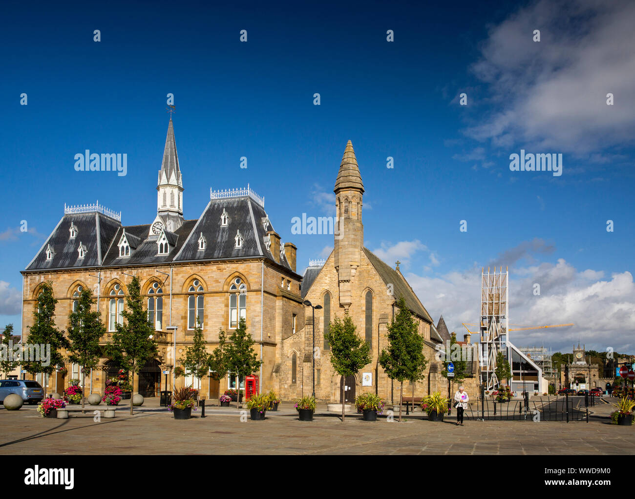 UK, County Durham, Bishop Auckland, Marktplatz, das Rathaus, die Kirche der Hl. Anna und Auckland Tower Stockfoto