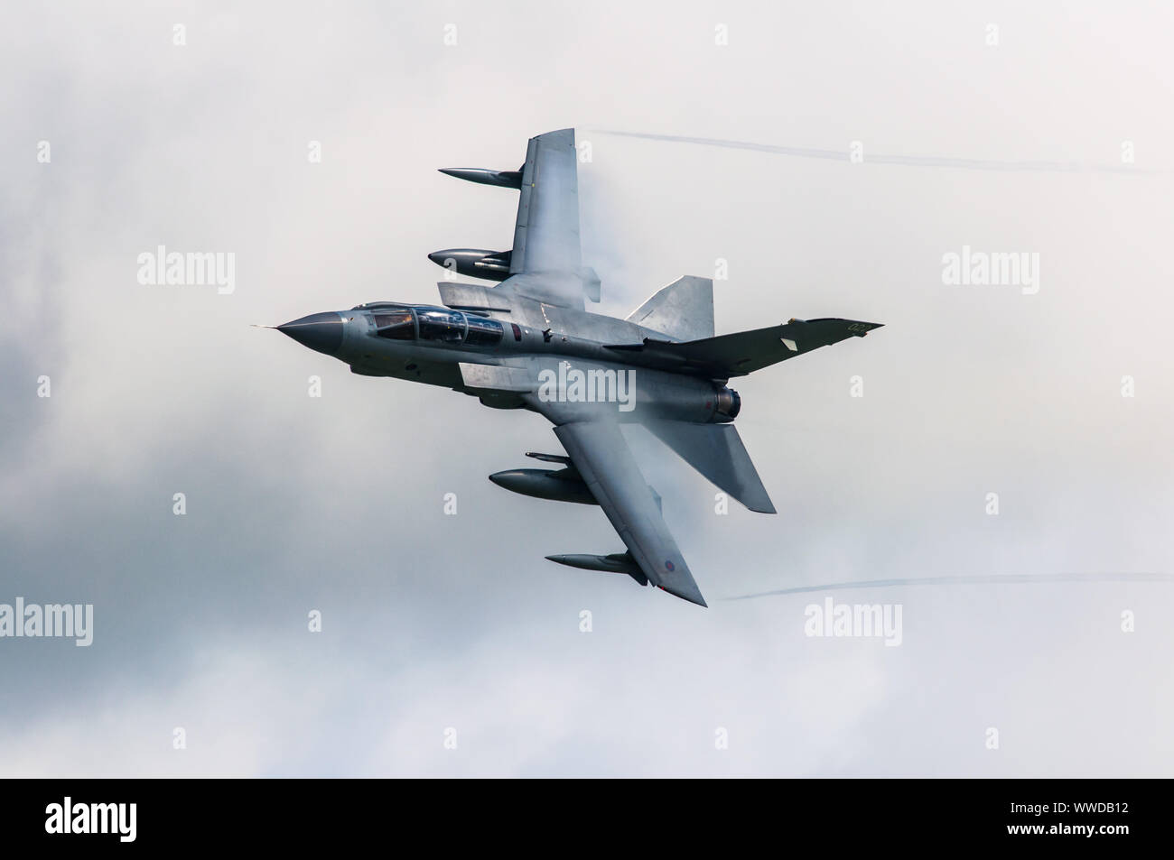 Ein Panavia Tornado GR4 Mehrrollenflugzeug der Royal Air Force (RAF) führt eine Kunstflugvorstellung durch. Stockfoto