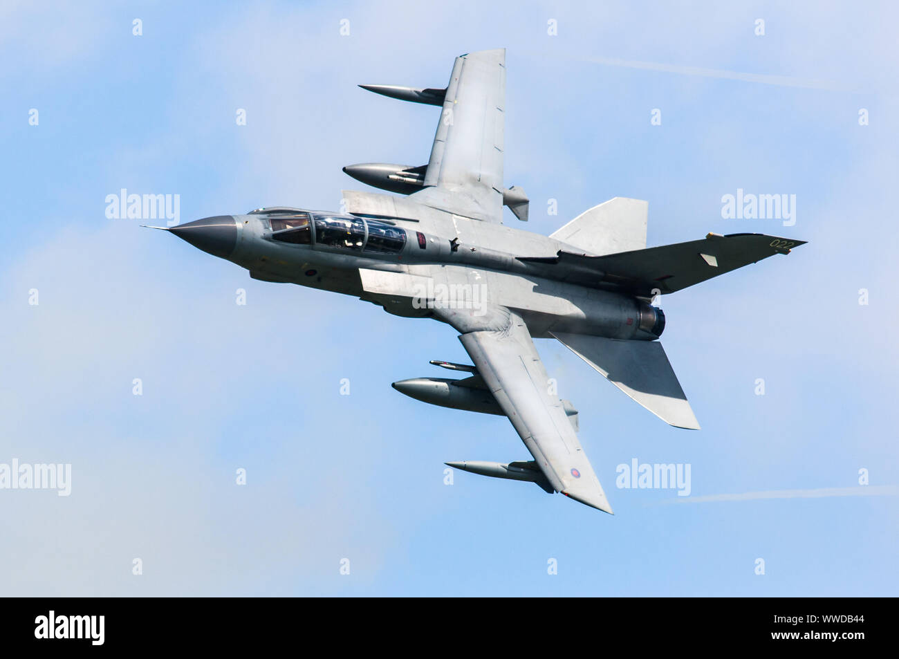 Ein Panavia Tornado GR4 Mehrrollenflugzeug der Royal Air Force (RAF) führt eine Kunstflugvorstellung durch. Stockfoto