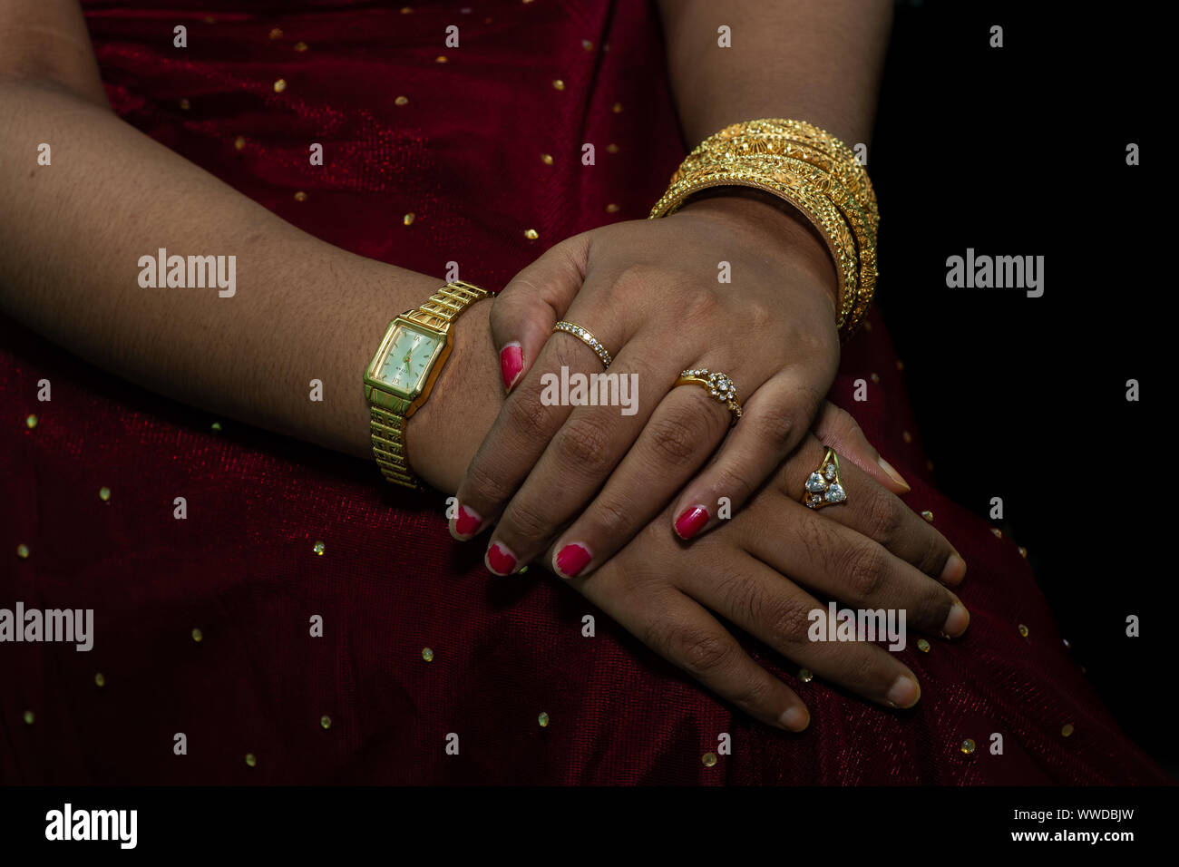 Bangladeshi style Braut fashion Gold Schmuck Armbänder Armreifen hand auf schöne Hand der Hochzeit Frau Lady Watch Stockfoto