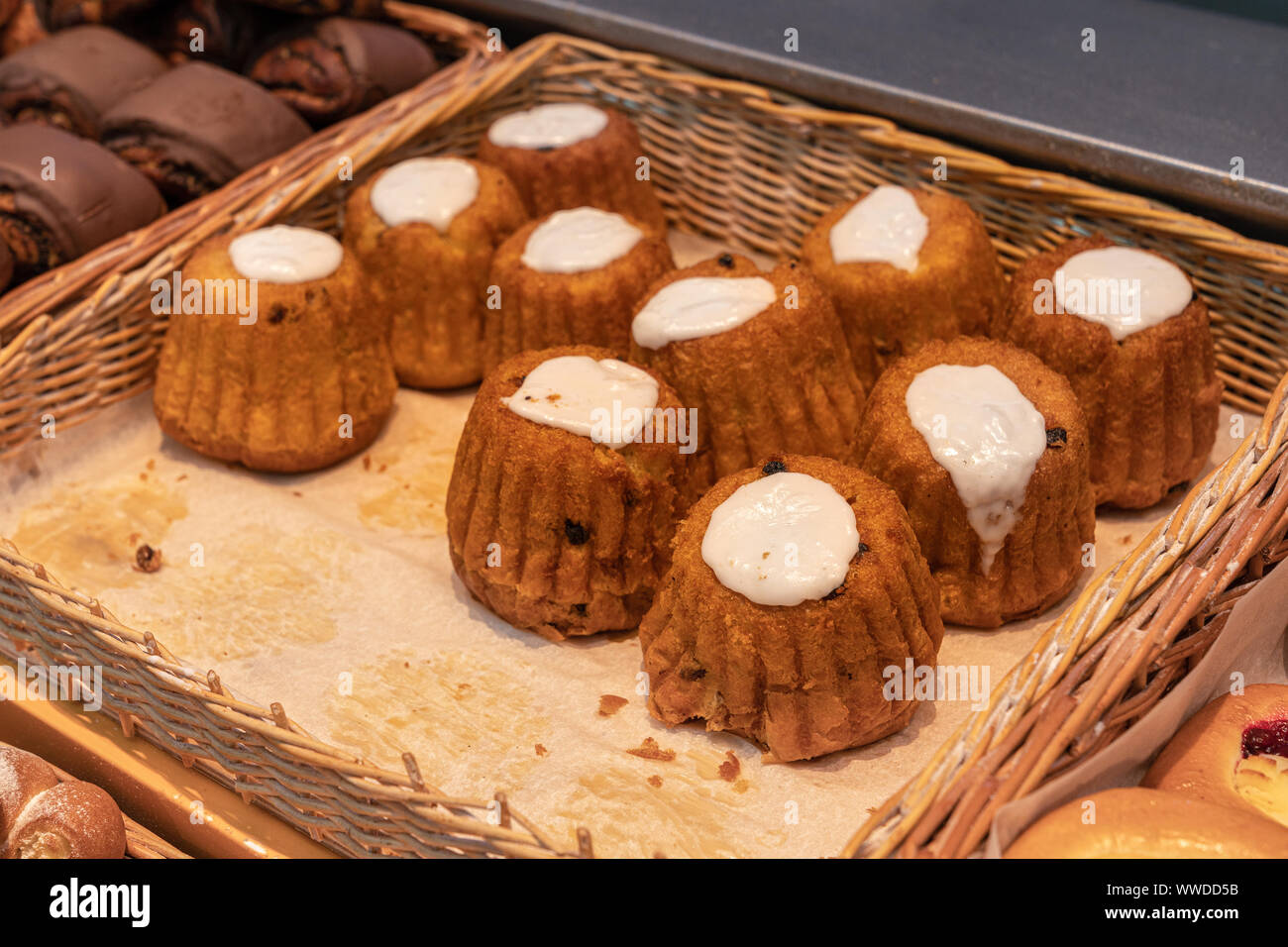 Rum Baba, Süßware im Store. Stockfoto