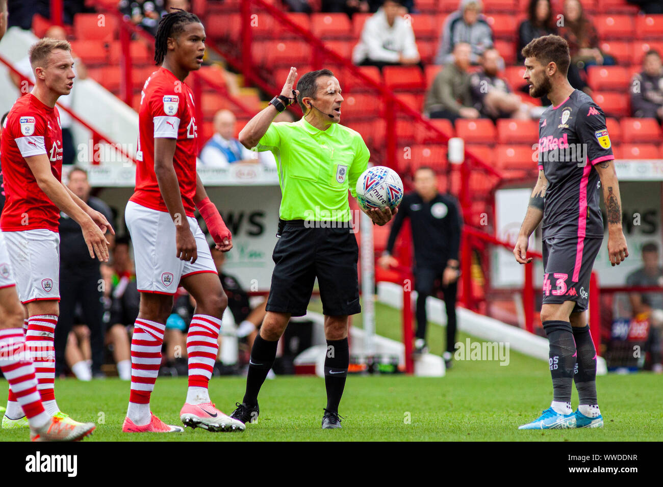 Barnsley, Großbritannien. 15 Sep, 2019. EFL Schiedsrichter Keith Stroud stoppt die Wiedergabe, nachdem er von der Kugel getroffen. EFL Skybet championship Match, Barnsley v Leeds United an Oakwell in Barnsley am Sonntag, dem 15. September 2019. Dieses Bild dürfen nur für redaktionelle Zwecke verwendet werden. Nur die redaktionelle Nutzung, eine Lizenz für die gewerbliche Nutzung erforderlich. Keine Verwendung in Wetten, Spiele oder einer einzelnen Verein/Liga/player Publikationen. pic von Lewis Mitchell/Andrew Orchard sport Fotografie/Alamy Live news Credit: Andrew Orchard sport Fotografie/Alamy leben Nachrichten Stockfoto