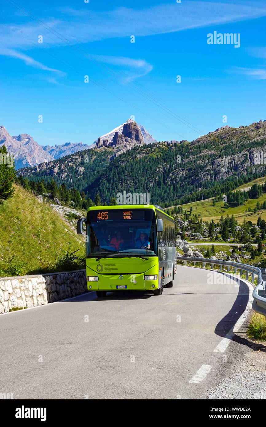 Grünen Bus, Reisebus, Fahrt Falzarego Pass, die italienischen Dolomiten rund um Canazei und Cortina, Sud Tirol, Alpen, Italien Stockfoto