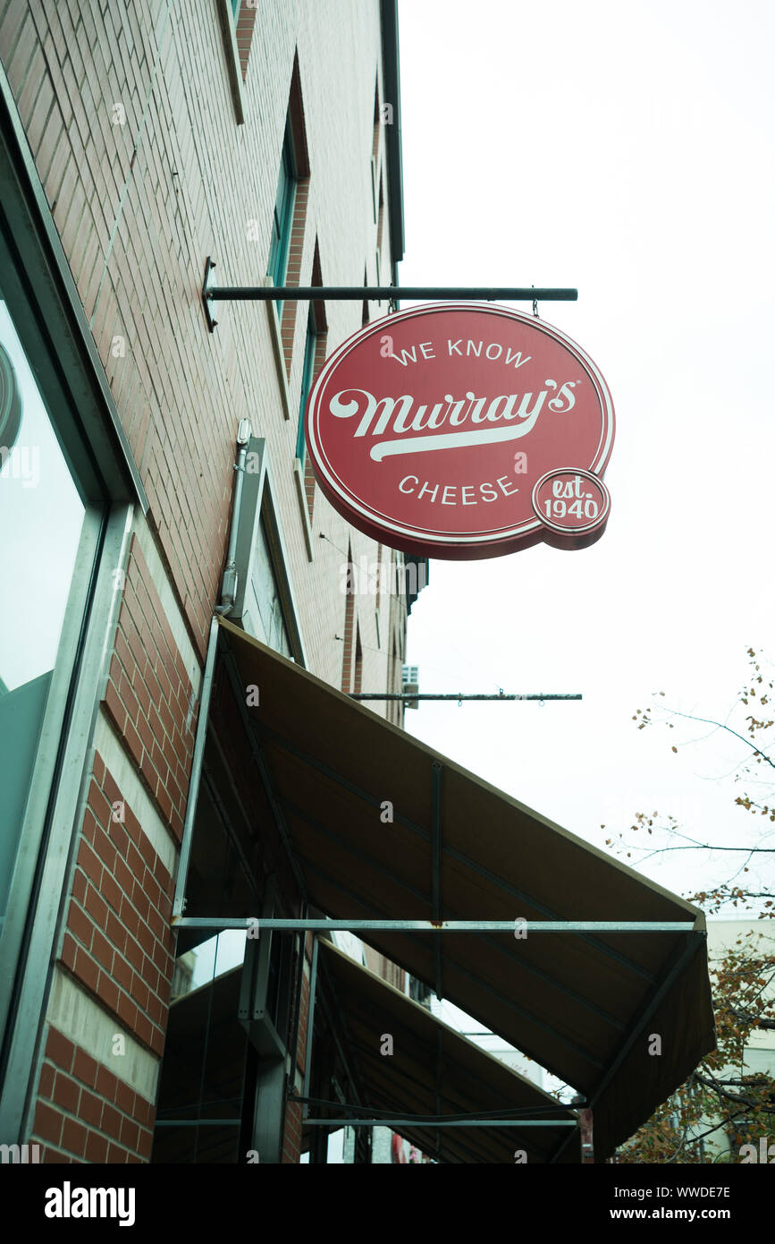 Die Zeichen in Murrays Käse shop zu gelangen, eins der längsten Geschäfte seiner Art. Eine beliebte Touristenattraktion im West Village Stockfoto