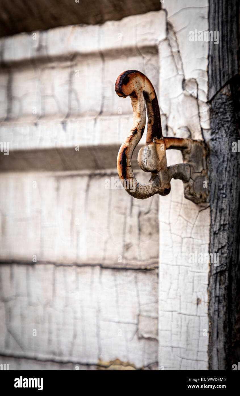 Alte Fenster shutter Riegel, Frankreich. Stockfoto