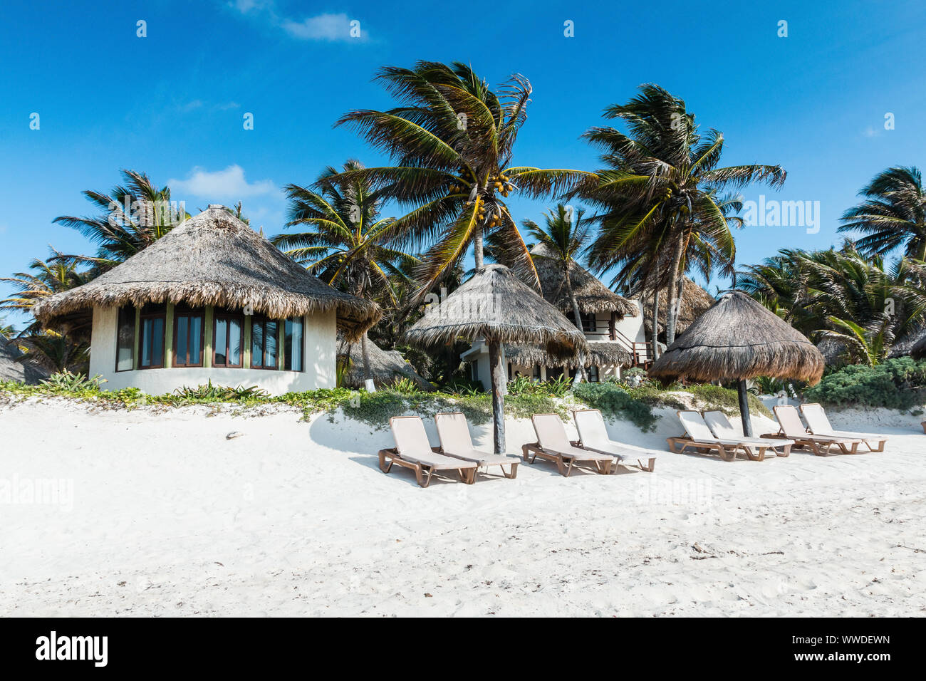 Tulum, Yucatan, Riviera Maya. Beach Houses und Palmen an der Küste des Karibischen Meeres in Tulum, Mexiko. Stockfoto